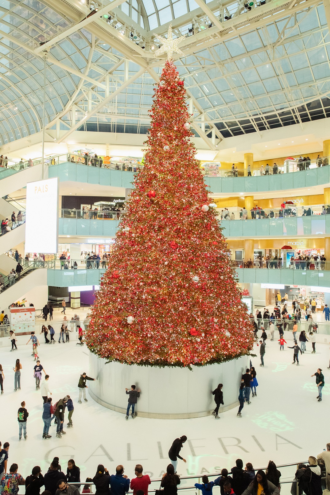 Galleria Dallas Installs Ginormous Christmas Tree