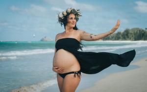 Pregnant Mother, Alexis Rollins, poses for Maternity Photographer Daniel Gallagher at Lanikai Beach, Oahu in 2019.