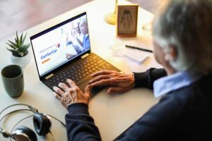 Man sits at his computer looking at GetSetUp classes. Learners over 50 come to GetSetUp to learn new skills, reskill, and upskill to follow their passions or find job opportunities that meet their needs.