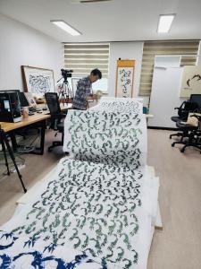 Prof. Choi set a world record by drawing 10,000 counts of sea shrimp