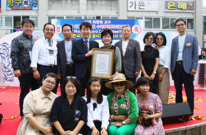 Prof. Choi holding world record certificate