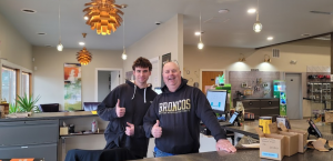 royal-weed-dispensary-cannabis-customers