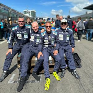 Sieger in der Klasse Alternative Treibstoffe beim 24h Rennen 2023 am Nürburgring: Marco van Ramshorst, Matthias Beckwermert, Karl Pflanz, Oliver Sprungmann (v.l.n.r) auf dem Bioconcept-Car Porsche 718 Cayman GT4 Clubsport mit der 420.  © Four Motors / Mat