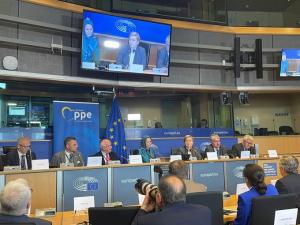 Anna Fotyga told Mrs. Rajavi: “I think that the vision of the free, democratic, secular Iranian state that you presented just a few moments ago to the European Parliament is a long-standing dream of Iranian people, of young people throughout these years.”