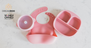  Dreamroo's silicone feeding set - featuring bib, suction cup, and divided plate for mess-free and enjoyable mealtime.