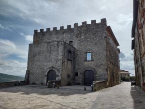 Photo of Beautiful Courtyard and Castle in Beautiful Italy Without The Crowds