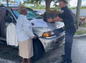 Officer delivers Embrace Girls Foundation Thanksgiving dinners 2022.