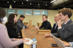 Le Café du Geek from France and Ubergizmo from the United States interviewed with Director Shim Sunok.