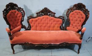 Stevens Auction Company’s first big sale of the New Year, on Saturday, January 20th, will feature the contents of the circa 1838, 5,000-square-foot estate home in Columbus, Mississippi known as Magnolia Hill Rosewood Victorian rococo triple-back parlor sofa by Charles Boudoine, extensively carved, with the original pink velvet upholstery and bolster pillows (est. $2,000-$2,500).