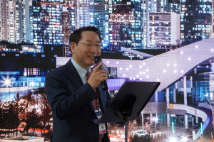 Incheon Mayor Yoo Jeong-bok presenting on Incheon's smart city in front of the international media.