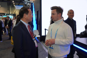 After the session, Mayor Yoo Jeong-bok (left) greeted and discussed with Leo Thevenet (right), Founder and Editor of the French media Le Cafe du Geek.