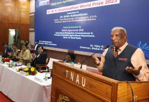 Krishnan Suthanthiran delivers his acceptance speech.