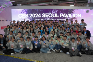 Mayor Oh Se-hoon took a commemorative photo with companies from the Seoul Pavilion at the opening ceremony of 'CES 2024' in Las Vegas on January 9th, 10 a.m. local time.