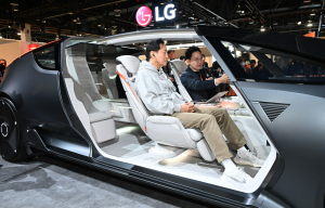 On January 10th, at 10:00 AM local time at LVCC Central Hall, Seoul Mayor Oh Se-hoon visited LG Electronics' booth. The mayor experienced LG’s latest future mobility concept, Alpha-able, while hearing explanations from the LG’s representative.