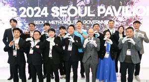Mayor Oh Se-hoon, Kim Hyun-woo, CEO of Seoul Business Agency (SBA), and other key figures of the Seoul Integrated Pavilion at CES 2024 are taking a commemorative photo at the opening ceremony in Las Vegas, USA, on January 9th