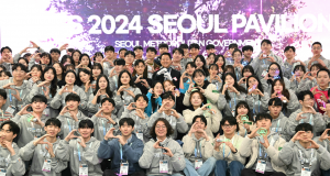 Seoul Mayor Oh Se-hoon and Seoul Supporters posed for the commemorative photo after the Seoul Pavilion opening ceremony, making S sign with hands symbolizing Seoul.