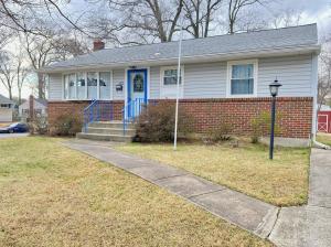 Solid 3 BR/1 BA ranch/rambler style home w/full basement on large .33± acre corner lot in the West Vienna Woods neighborhood in the heart of Vienna, VA (Fairfax County)