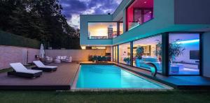 Picture of a home with the new Vogue fiberglass pool.