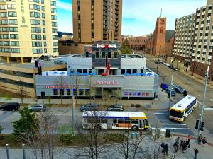The Nicollet Diner is the perfect destination if you're looking for a delicious meal in a welcoming atmosphere, with something for everyone, all day and night.