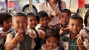 Ban Khao Kam Phaeng School Children are smiling for the camera | EBC
