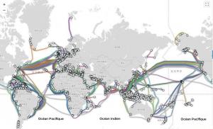  Cette image montre comment les câbles sous-marins sont répartis dans le monde.