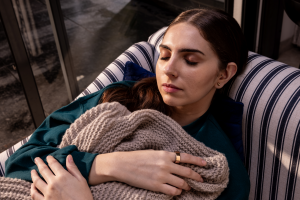 Woman asleep wearing an ultrahuman Ring AIR