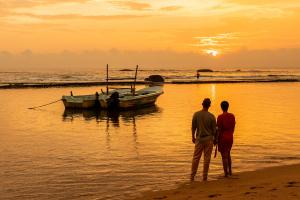 Cinnamon Bey Beruwala - Bay sunset