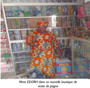 Mme EDORH dans sa nouvelle boutique de vente de pagne