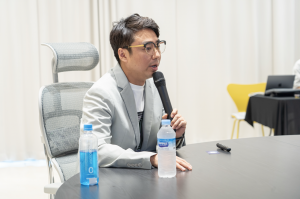 Tae Hyung Park, CEO of AETECH, answering questions at the ‘Global Media Meetup’