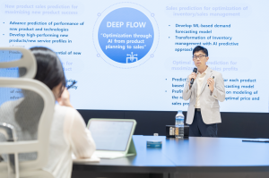 Doohee Chung, CEO of IMPACTIVE AI, pitching at the ‘Global Media Meetup’