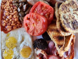 Thor Giese, archaeologist, writer, host, cooks up a full Scottish breakfast for #54 Xenon.