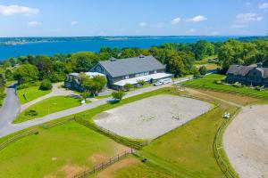 Sandy Point Farm, 30 Sandy Point Farm Road, Portsmouth, Rhode Island