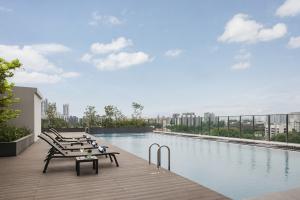 Quincy House Singapore rooftop pool