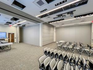 Skyfold’s retractable wall system enhances Valley Hospital’s multipurpose rooms, allowing for rapid transformations to accommodate various patient and staff needs.