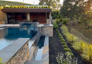 zero edge pool with catch basin