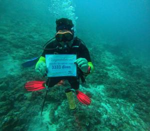 Monika diving at Ellaidhoo’s reef