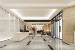 Modern office reception design featuring sleek furniture, a welcoming atmosphere, and a clean, professional layout for a positive first impression.