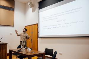 Giáo sư Andrea Chiavari trình bày bài giảng chính trong chuỗi sự kiện WERD của Oxford, tập trung vào các tác động kinh tế của biến đổi khí hậu và chính sách thuế carbon
