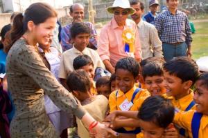 Indrani Pal-Chaudhuri interagindo com crianças na escola Ramakrishna Vedanta Vidyapith na Índia - EBC [Crédito da foto: Shakti Regeneration Institute]