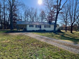 3 BR/2 BA ranch/rambler style home on 1± acre lot in Fauquier County, VA •	This home measures 1,596± finished sf. and features an eat-in kitchen (all appliances convey), living room w/gas log fireplace, dining room, attic & attached car port