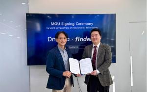 Moo-Kyoung Chung (left), CEO of Dnotitia, and Sang-Il Yoon (right), CEO of Finders, pose for a commemorative photo after signing the MOU