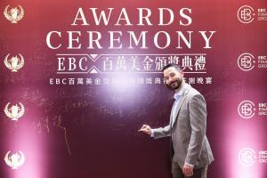 第1回EBC100万ドル取引大会授賞式でサインを書くサミュエル・ハーツ- EBC