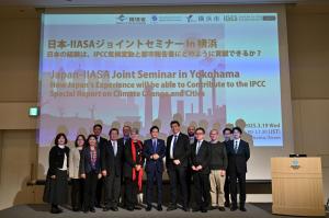 Group photo with Mayor of Yokohama taken on-stage during the event "Japan-IIASA Joint Seminar in Yokohama: How Japan's Experience will be able to contribute to the IPCC Special Report on Climate Change and Cities"