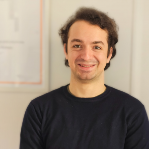 Giacomo Tarabelli, Associate at Human Centric Group, smiling and sharing insights on the quick growth of side-hustlers in a professional context
