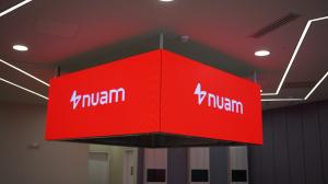 Logo de nuam en una pantalla colgante en la Bolsa de Valores de Lima