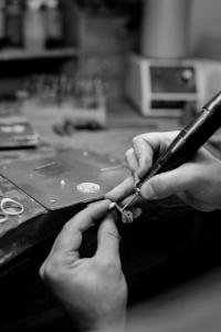 RobinHood Diamonds design process includes hand-drawn sketches, 3D modeling, and in-house fabrication. Customers can choose from various diamond specifications and metals, including 14K or 18K gold in yellow, rose, white, or platinum.
