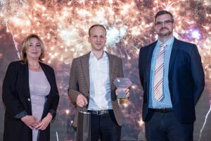 The Fund Manager of the Year - HOLD Asset Management. Zsuzsa Ács, owner and CEO of Privátbankár.hu, Balázs Szabó, CEO of HOLD AM, Gábor Veresegyházi, partner of Privátbankár.hu
