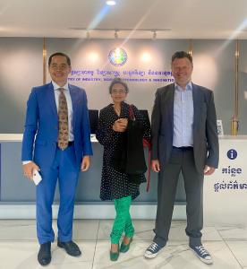 „Roland and Marina Stähli from WebAccountPlus AI Innovation Ltd. meeting Pin Pili at MISTI Cambodia to discuss digital finance innovations.“