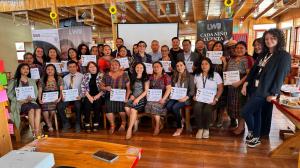 A large group of foster care training participants pose indoors holding certificates, following a workshop hosted by Love Without Boundaries and SBS in Lemoa, Guatemala.