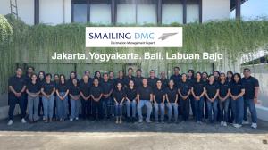Photo of the team in Smailing Tour DMC in their office